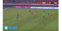 差点游龙！唐佳丽右路左晃右突连过三人，可惜最后射门稍稍偏出