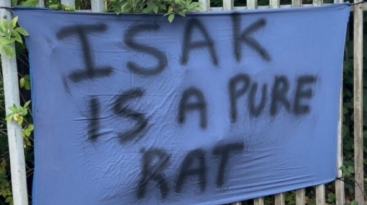 怒斥纽卡球迷训练场外挂标语辱骂伊萨克闹离队：纯鼠辈，叛徒